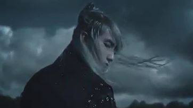 Sơn Tùng gây 'choáng' với mái tóc dài 'nữ tính' đậm chất kiếm hiệp trong clip nhá hàng MV mới