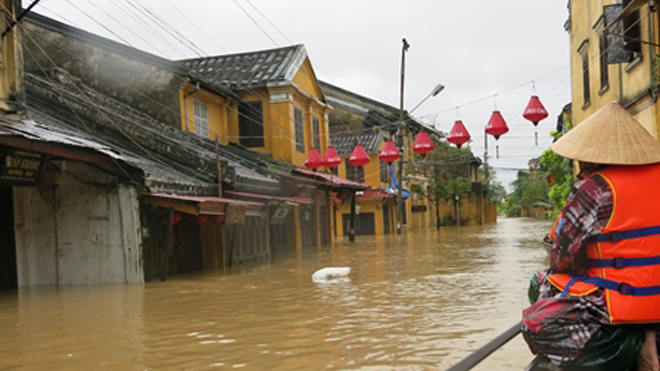 Xót xa hình ảnh miền Trung chìm trong lũ lụt