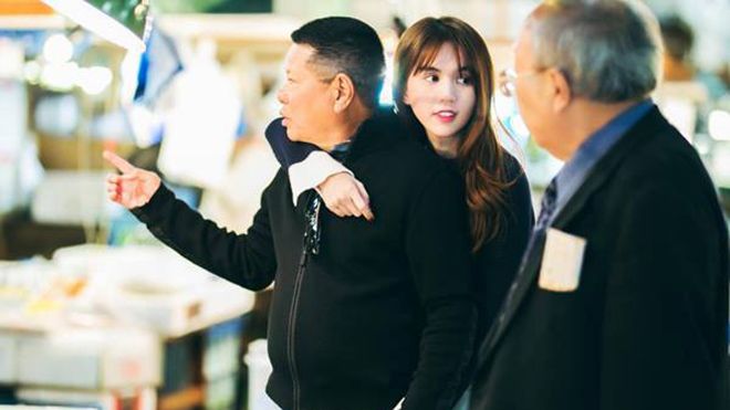 Bất chấp dư luận, Ngọc Trinh vẫn hạnh phúc ôm chặt bạn trai tỉ phú 72 tuổi