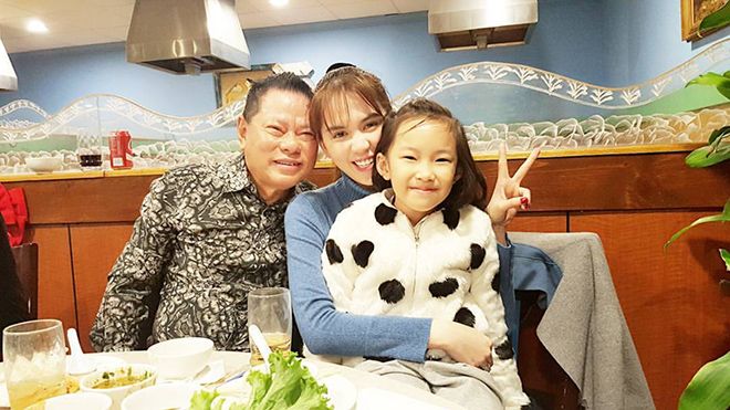 Con trai tỉ phú 72 tuổi Hoàng Kiều đã gọi Ngọc Trinh là mẹ!