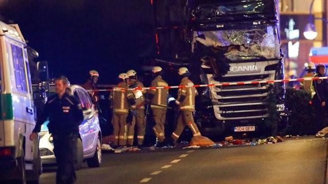 Xe tải lao vào chợ Giáng sinh ở Đức, 12 người chết