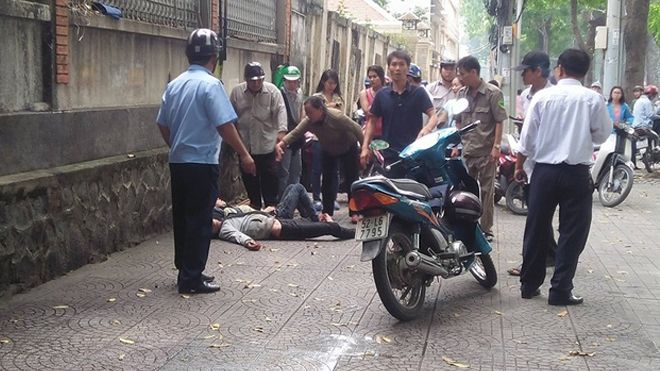 Thanh niên đâm bạn gái rồi tự sát ngay trên vỉa hè ở Sài Gòn