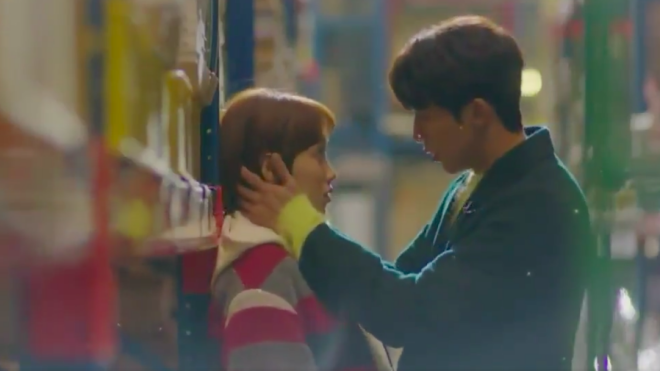 Joon Hyung đẩy Bok Joo vào tường để nói rằng: 'Đồ ngốc, tớ thích cậu lắm!'