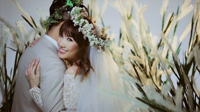 HOT: Hé lộ ảnh cưới của Hari Won hạnh phúc tựa đầu vào vai Trấn Thành