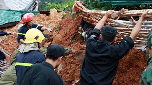 Cảm động người cha lấy thân che cho con trong suốt 2 tiếng trong vụ núi lở Nha Trang