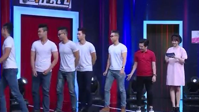 Trường Giang 'gây sốc' khi sàm sỡ trai đẹp 6 múi ngay trên sóng truyền hình