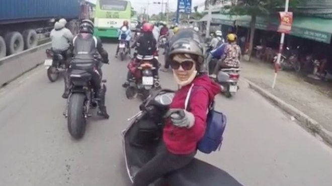 Cô gái chặn đầu mắng biker: 'Chạy xe phải có não'