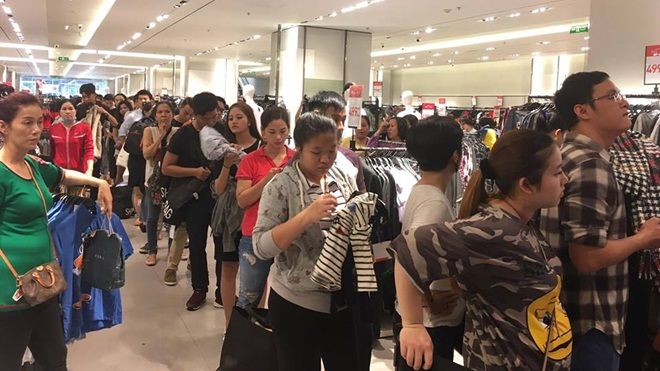 Zara giảm giá 50%, hàng ngàn 'tín đồ thời trang' ngán ngẩm bỏ về vì mệt mỏi