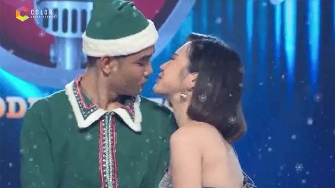 Bị Trấn Thành 'gài hàng', xém tý Hương Tràm bị trai lạ 'cưỡng hôn' ngay trên sóng truyền hình