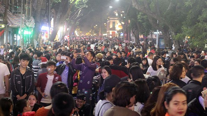 'Biển người' trên phố đi bộ trong đêm Giáng sinh