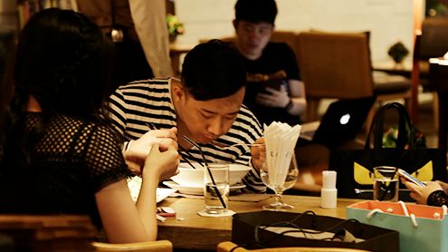 Cập nhật: Trấn Thành tranh thủ ăn cùng bạn trước lễ cưới