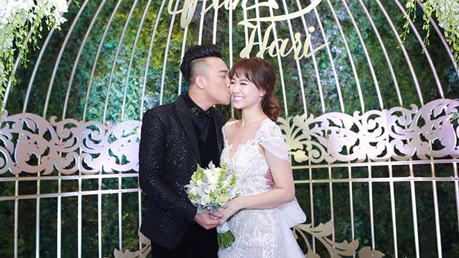 Trấn Thành - Hari Won hôn nhau say đắm trong đám cưới cổ tích