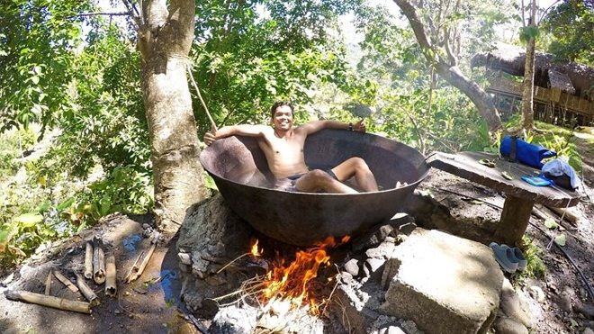 Dịch vụ tắm trong nồi nước đun trên bếp lửa