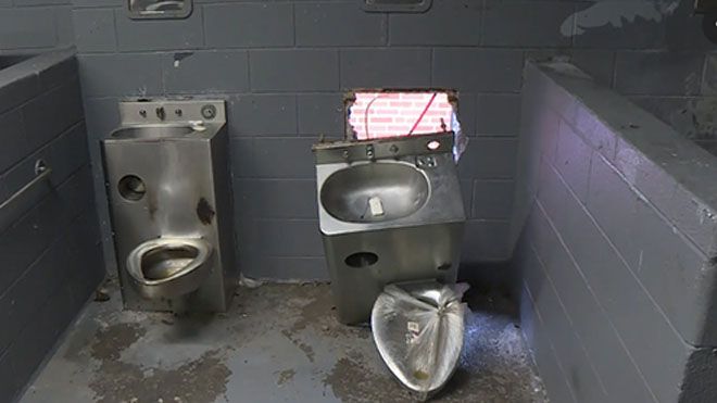 6 tù nhân Mỹ vượt ngục qua toilet hỏng