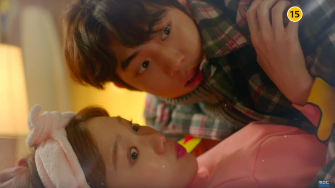 Táo bạo trước cảnh Joon Hyung đè Bok Joo lên giường, nếu bị phát hiện sẽ ra sao?