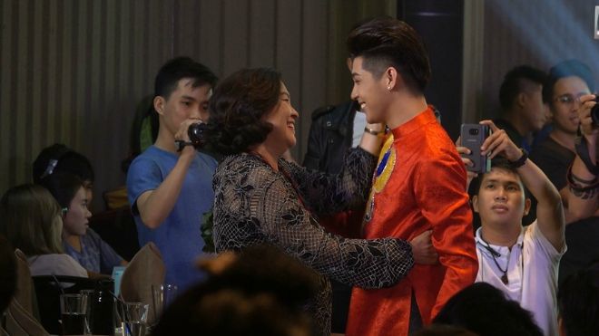 Noo Phước Thịnh ôm chầm lấy mẹ sau khi ra mắt ca khúc mới