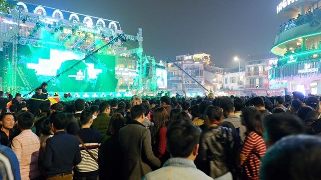 Nghẹt thở giữa biển người ùn ùn đổ về khu vực bờ hồ Hoàn Kiếm tham dự Countdown 2017