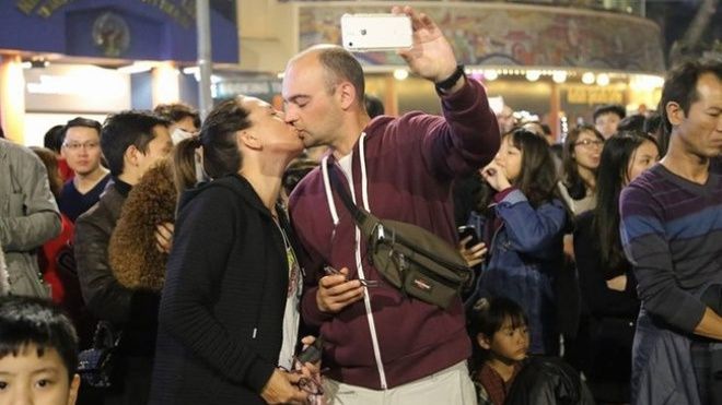 Chùm ảnh: Những nụ hôn rực rỡ trong đêm giao thừa đón năm mới 2017