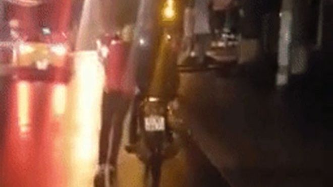 'Soái ca' để bạn gái ngồi trên yên xe rồi dắt bộ suốt 1 km dưới mưa