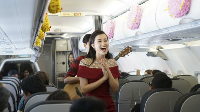 Bắt gặp Đông Nhi lần đầu trình diễn acoustic trên máy bay