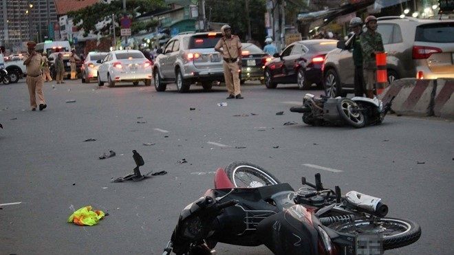 Kinh hoàng ôtô tông 8 xe máy ở Sài Gòn, nhiều người bị thương nặng