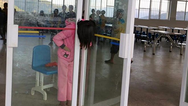 Trung Quốc giải cứu bé gái bị kẹt đầu giữa hai cửa kính