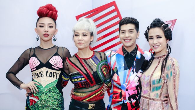 Bóc mác loạt trang phục siêu lạ của dàn huấn luyện viên trong ngày đầu tiên