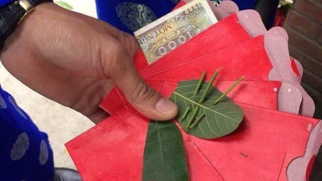 Cười ra nước mắt với thanh niên bê tráp nhận bao lì xì 'xỏ lá 3 que'