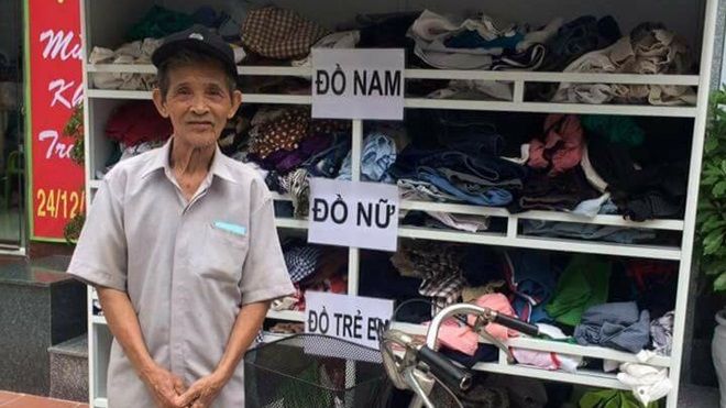 Sợ không được nhận quần áo từ thiện cụ ông phải mang sổ hộ nghèo đi làm chứng