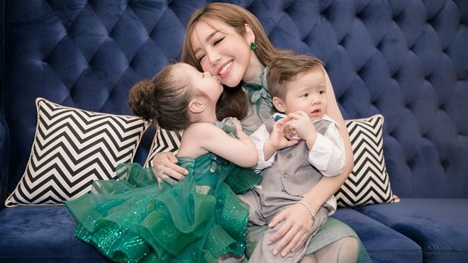 Elly Trần cực quyến rũ, lần đầu xuất hiện cùng hai con cưng