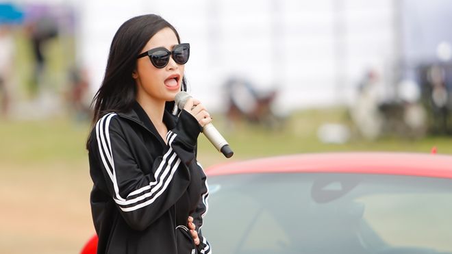 Đông Nhi mang hẳn xe tiền tỷ lên sân khấu đêm nhạc đầu năm