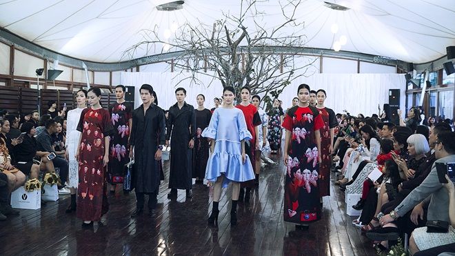 Adrian Anh Tuấn 'nổ phát súng' đầu tiên làng mốt Việt 2017 với BST áo dài