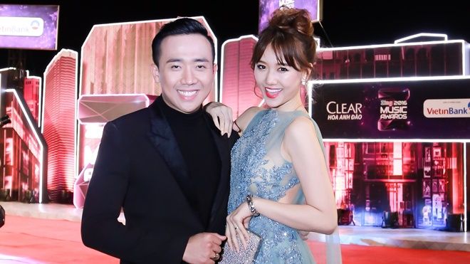 'Vợ chồng son' Hari Won - Trấn Thành tình cảm nhận cúp tại lễ trao giải ZMA