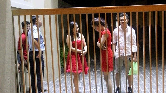 Sau tiệc cưới linh đình, cô dâu chú rể bị nhà hàng giam lỏng cả đêm