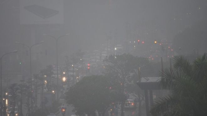 Bầu trời Hà Nội tối sầm như 7 giờ đêm