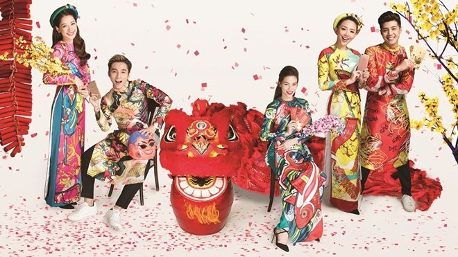 Dàn sao xúng xính áo dài, hào hứng chờ đón Tết