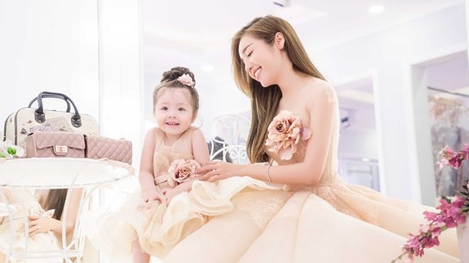 Diện váy đôi, Cadie Mộc Trà hóa 'bản sao nhí' hoàn hảo của Elly Trần