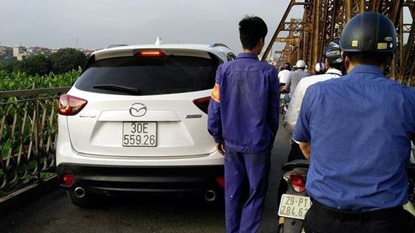 Tìm ra tài xế lái Mazda lên cầu Long Biên sau hơn một tháng