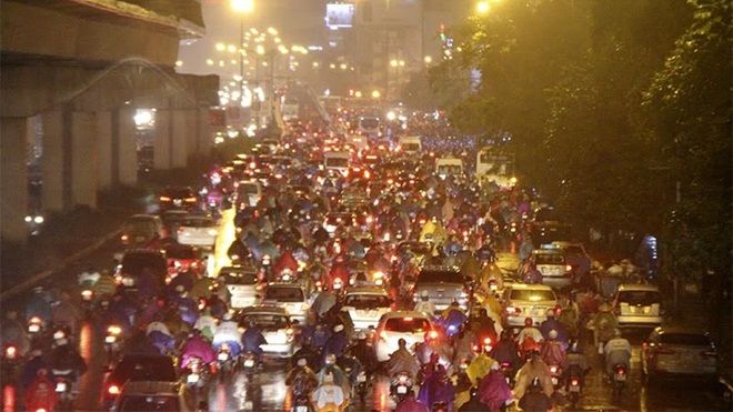 Hà Nội tắc đường nghiêm trọng do trời mưa tầm tã