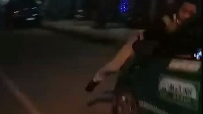 Taxi Mai Linh hất nam thanh niên lên nắp capo rồi rồ ga bỏ chạy