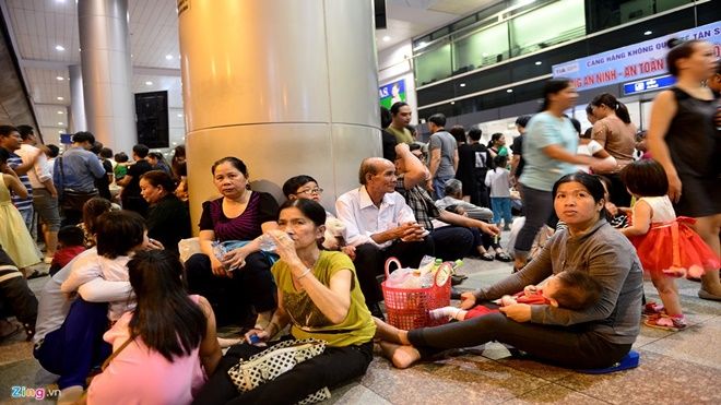 Giữa đêm, Tân Sơn Nhất vẫn ngập người đón Việt kiều về Tết