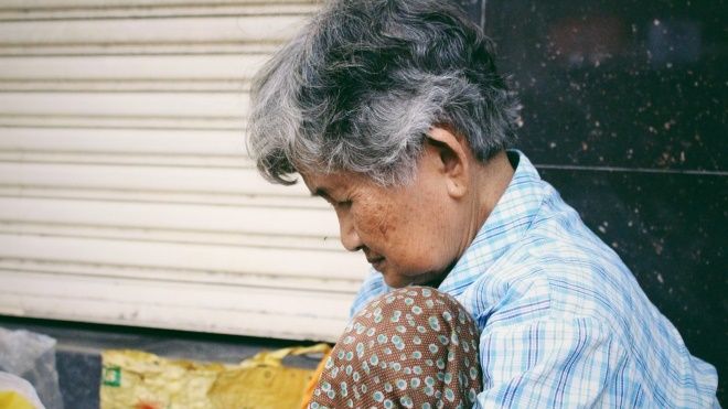 Bà cụ 75 tuổi kiếm sống bằng nghề gọt vỏ dây điện trên vỉa hè