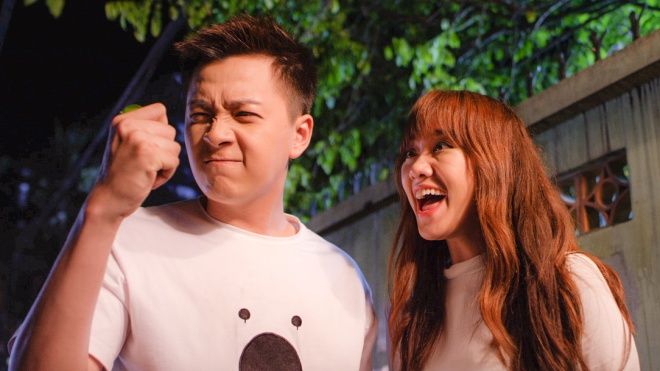 Bị chê nhan sắc tầm thường, Hari Won đánh Ngô Kiến Huy tơi tả trong hậu trường