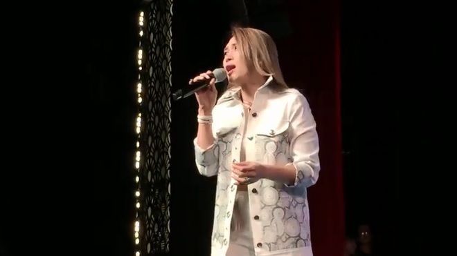 Clip: Mỹ Tâm gợi nhớ tuổi thơ khi hát lại hit cũ 15 năm