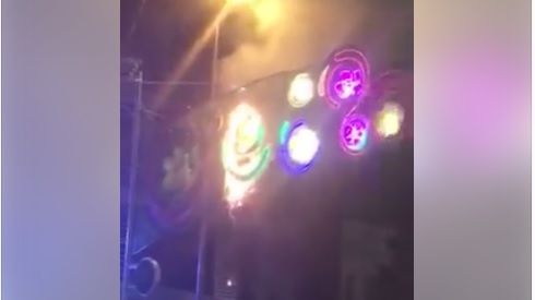 Clip: Đèn trang trí Tết ngay Nhà văn hóa Thanh Niên bất ngờ bốc cháy