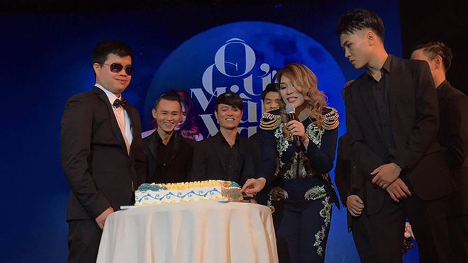 Luôn mang đến sự bất ngờ, Mỹ Tâm mời chàng trai khiếm thị hát lề đường cùng đón sinh nhật sớm