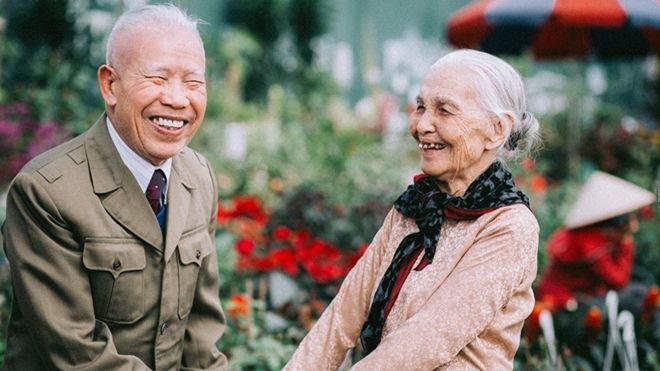 Gần Tết rồi, nhìn bộ ảnh ông bà hạnh phúc thế này chỉ muốn được nhanh trở về nhà thôi