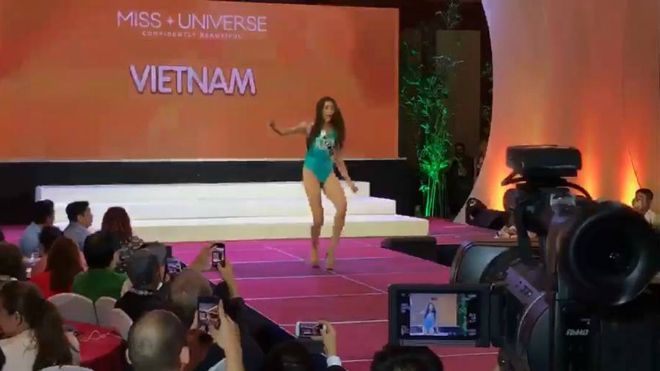 Clip: Đại diện Việt Nam 'vấp suýt ngã' khi đi catwalk tại Miss Universe