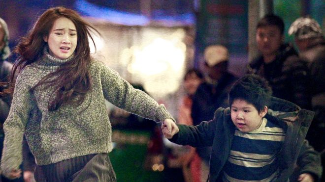 Lộ ảnh Nhã Phương và con trai hốt hoảng chạy trốn trong phim mới
