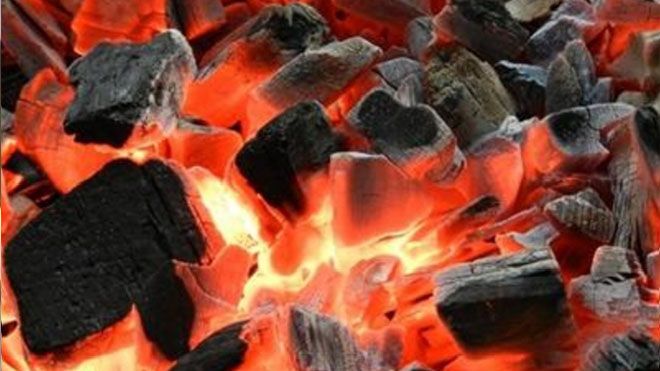 Sưởi ấm bằng than củi, bé trai 4 ngày tuổi chết thương tâm